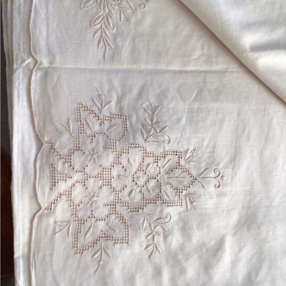 Vintage Italian Tablecloth Embroidered with 12 napkins.Never used. - Picture 2 of 4